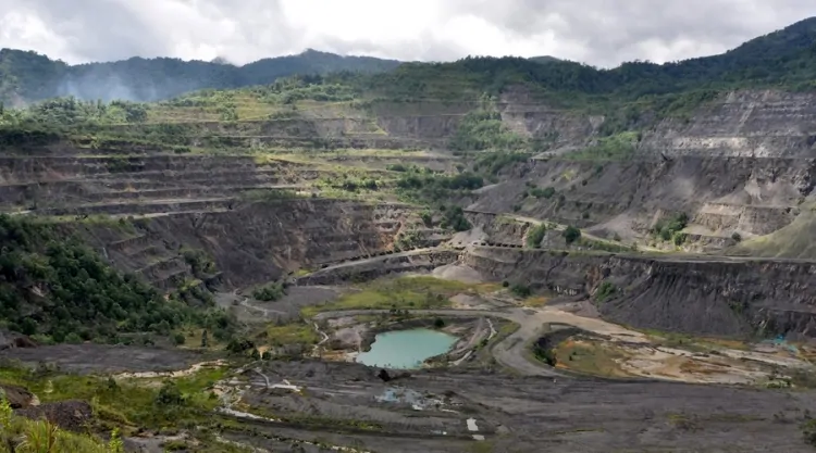 Rio Tinto’s abandoned Panguna copper mine still a threat, report says